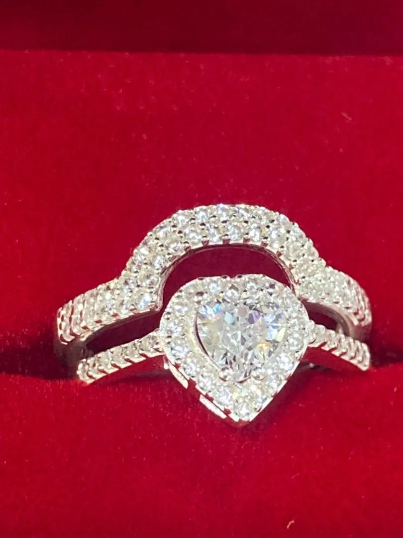 Bague cœur sertie de pierres en or