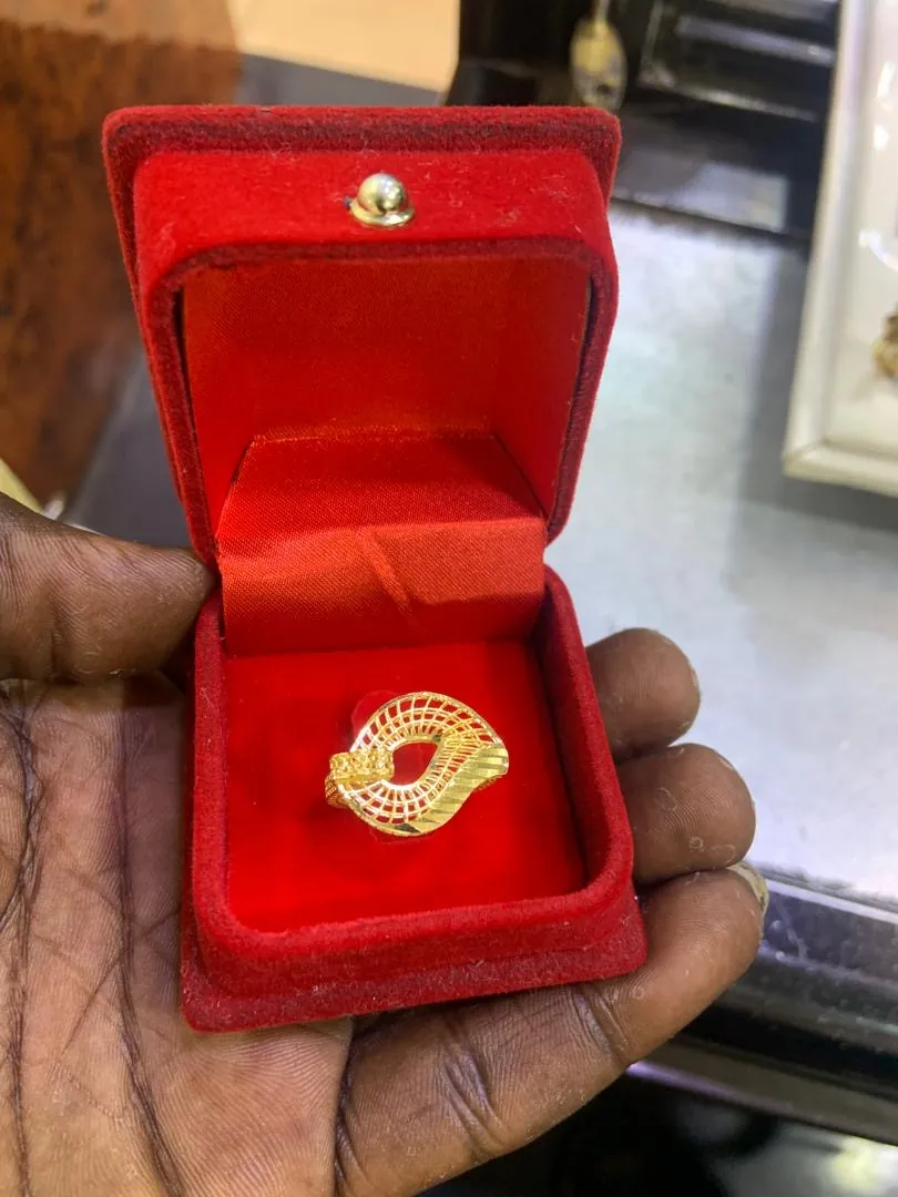 Bague en or à pierre rouge