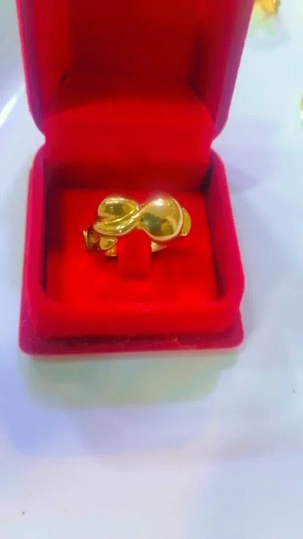 Bague en or sertie d'une pierre rouge, en écrin