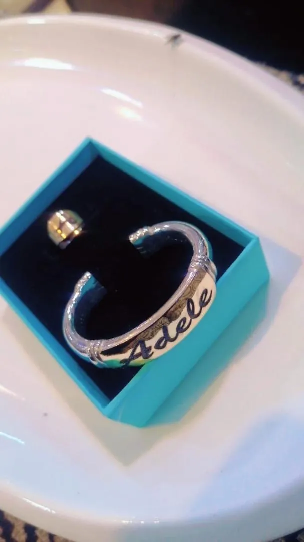 Bague en or sertie de pierres, présentée en écrin