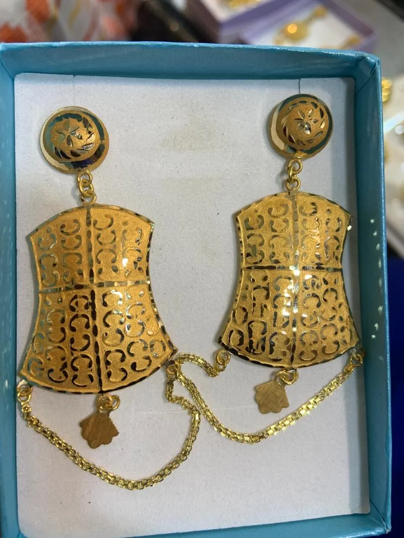 Boucles d'oreilles chandelier en or ciselé, en écrin