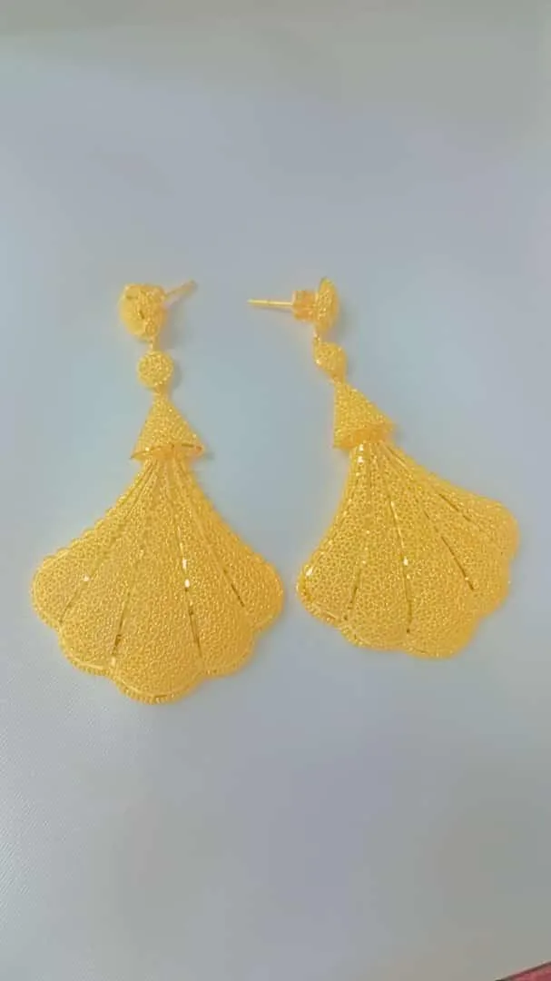Boucles d'oreilles en forme de feuille en or
