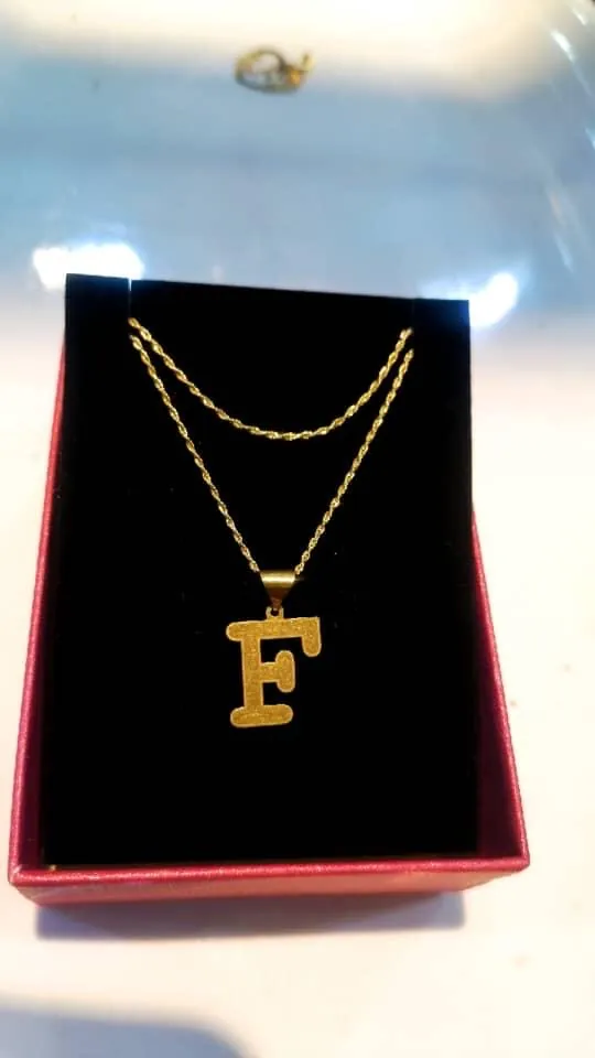 Chaîne en or avec pendentif initiale