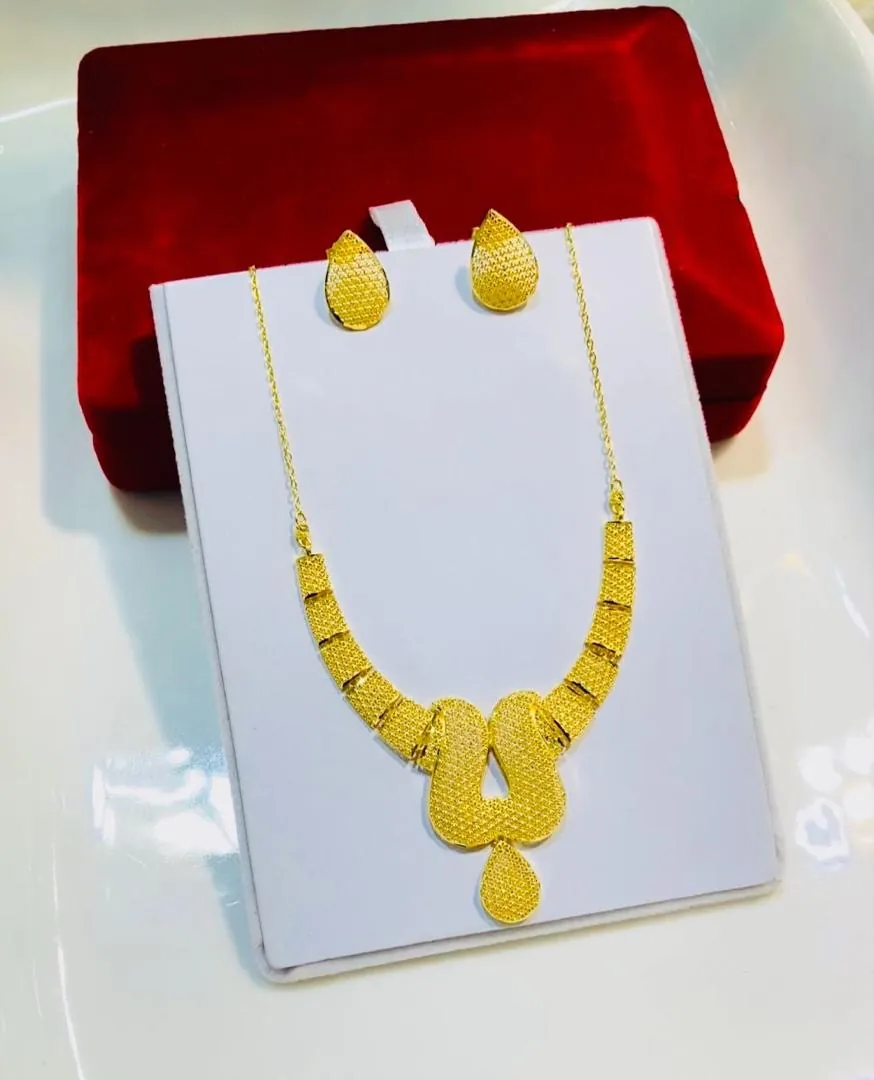 Collier à pendentif en or, présenté en écrin