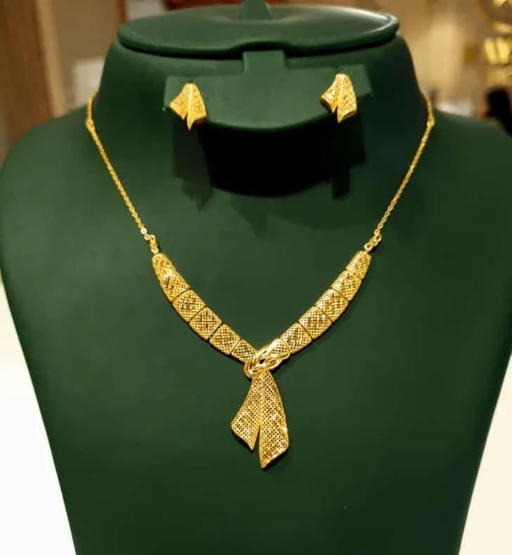 Collier torsadé en or 18 carats sur buste