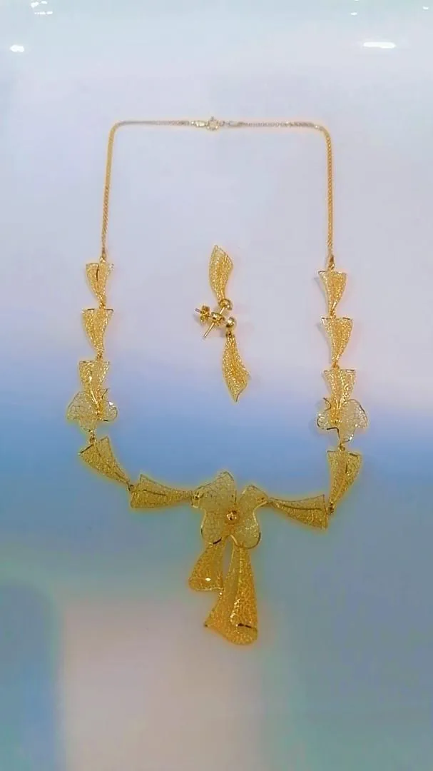 Collier travaillé en or 18 carats