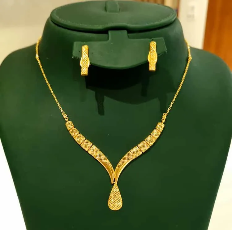 Parure en or 18 carats, collier et boucles d'oreilles assorties
