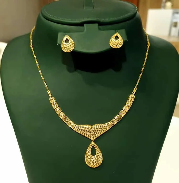 Parure ornée en or 18 carats, collier travaillé et boucles