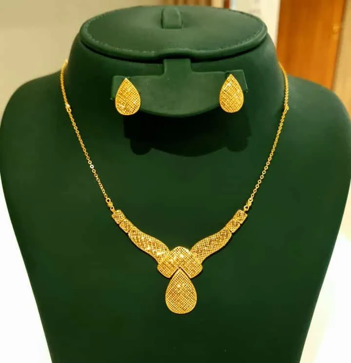 Parure en or 18 carats avec pendentif et boucles assorties